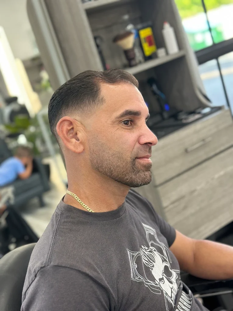 Corte de cabello y barba perfilada en Quenita