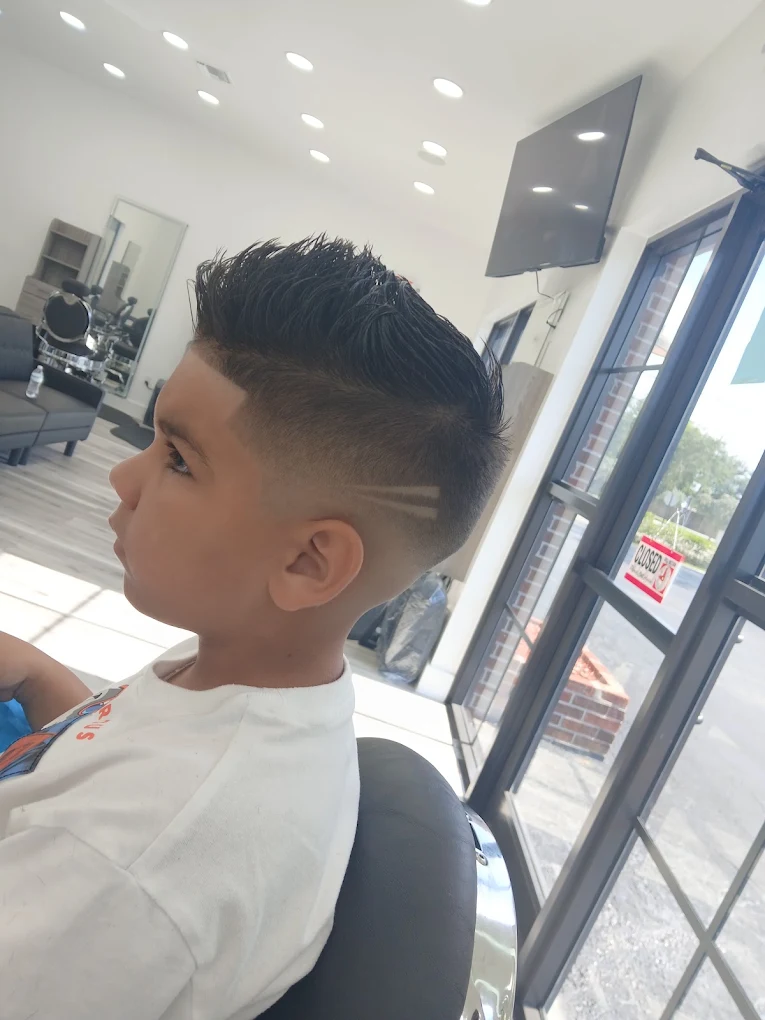 Corte infantil con degradado y líneas decorativas en Quenita