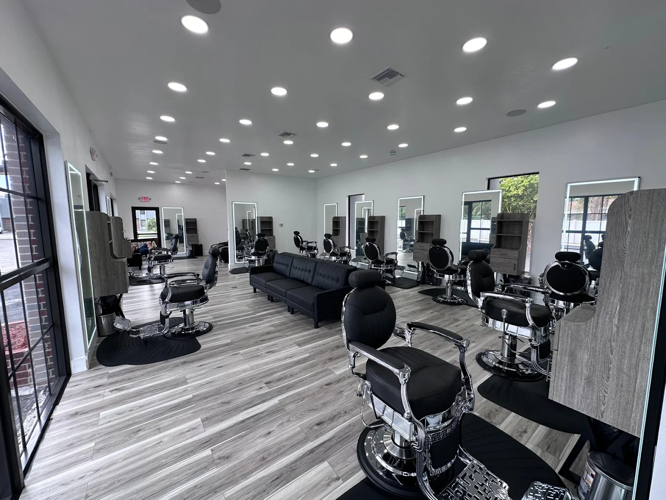 Interior de Quenita, con sillas de barbería, espejos y zona de espera